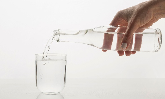 Jak kalkulować zapotrzebowanie wody dla dużego zespołu – praktyczny przewodnik