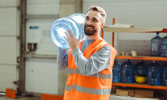 Woda mineralna dla pracowników – dlaczego warto pić ją w pracy?