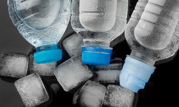 Woda źródlana czy mineralna – którą wybrać dla pracowników?